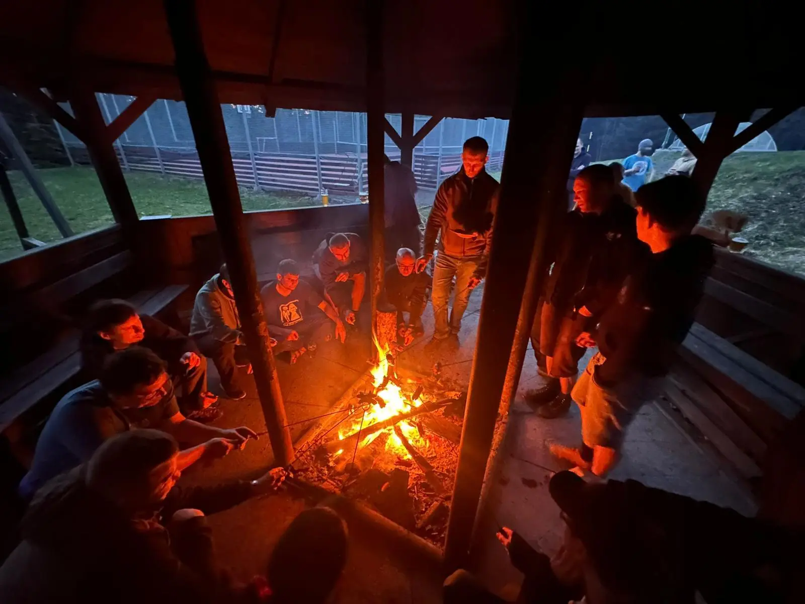 Atmosféra u ohně na chlapském víkendu